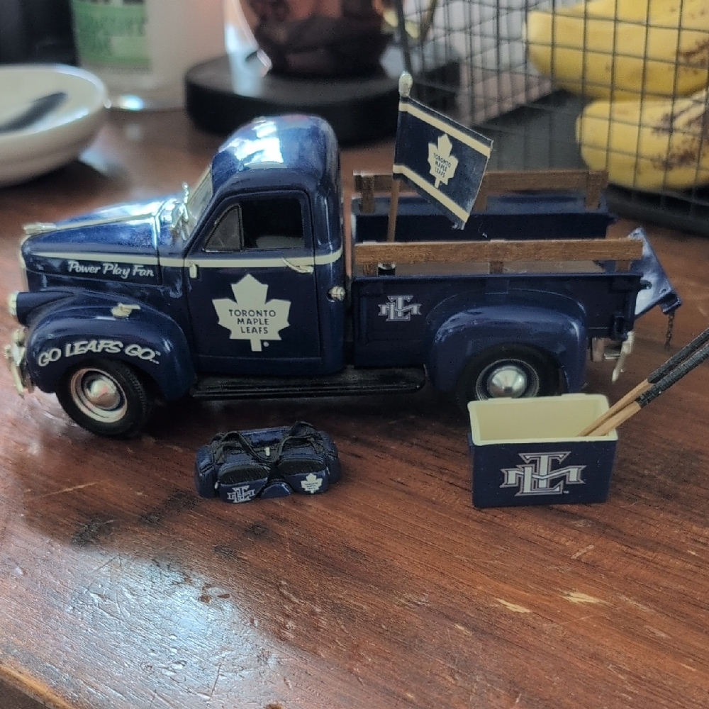 ERTL COLLECTIBLES TORONTO MAPLE LEAFS DIE CAST MODEL TRUCK ⭐ FINAL PRICE ⭐